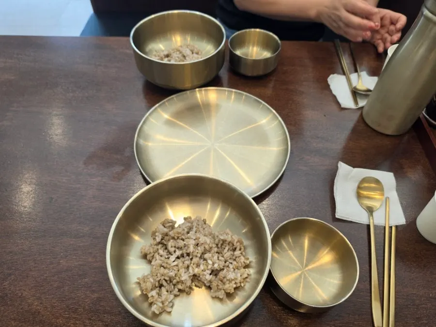 ポリオク本店の麦飯定食の食卓