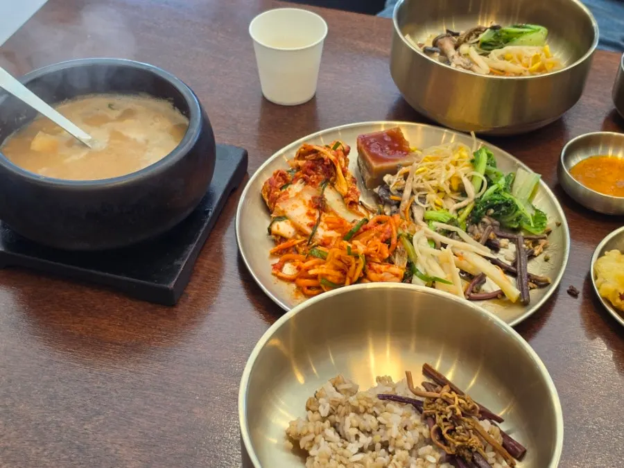 好みで混ぜて食べる麦飯