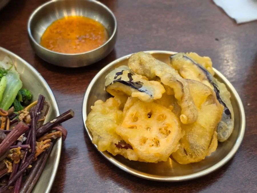揚げ物とチャプチェも添えた韓国料理の食卓