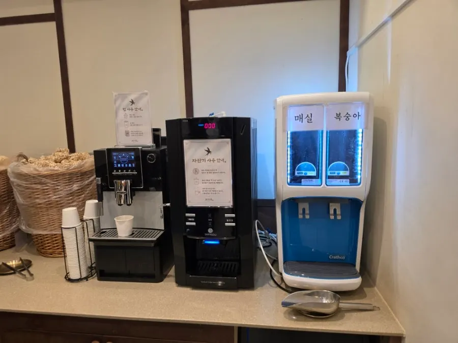 コーヒーと梅・桃のデザート飲料セルフバー
