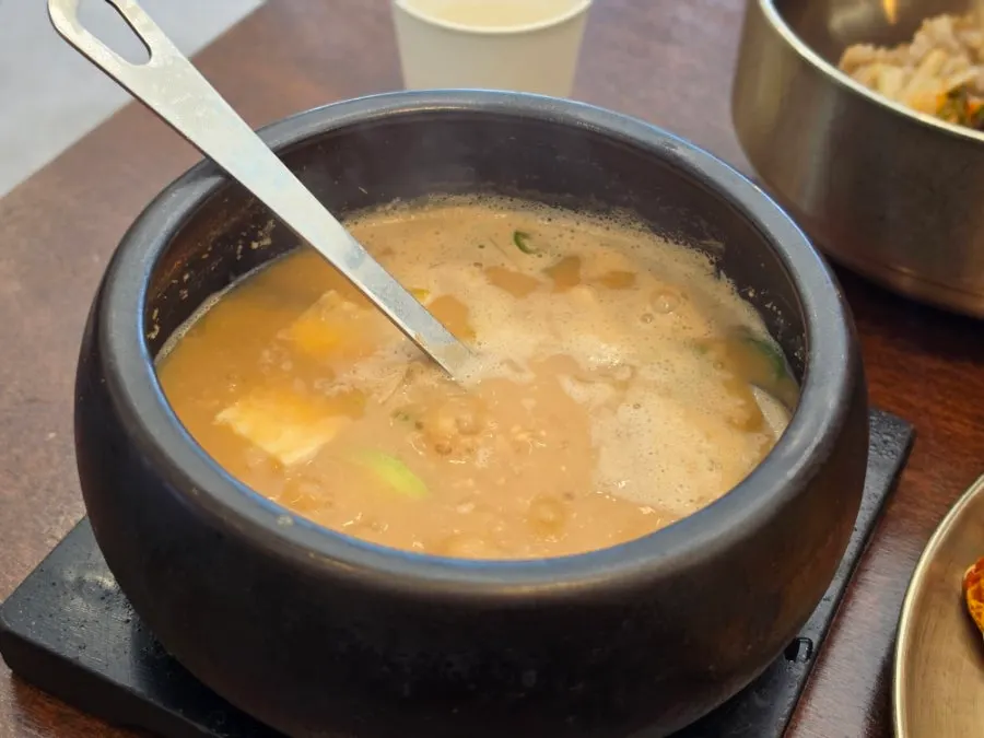 ポリオク本店の韓国料理の食卓全景