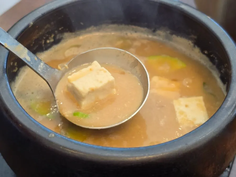 麦飯とナムルおかずのクローズアップ