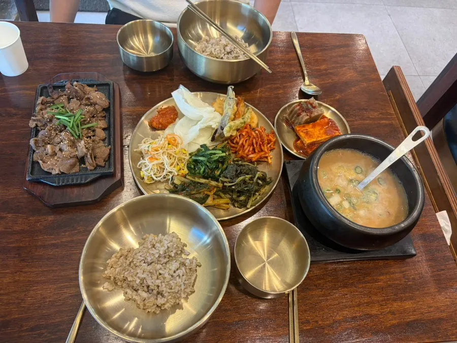보리밥 정식과 석쇠 간장제육 정식 한 상