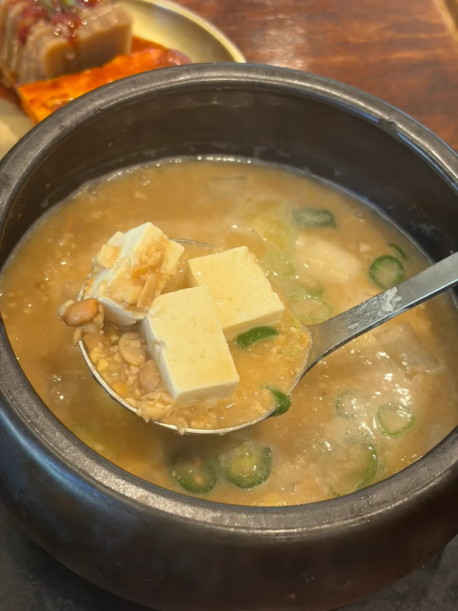 기본 세팅된 보리밥과 청국장