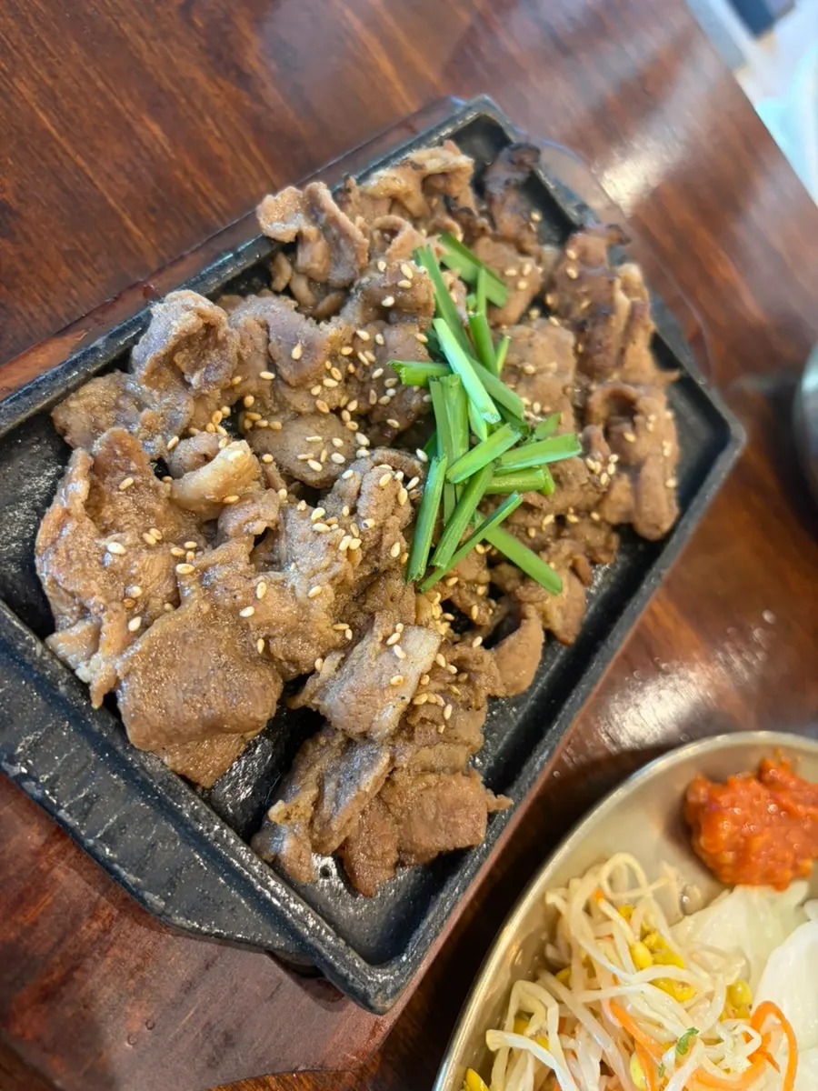 테이블에 비치된 진한 참기름 병