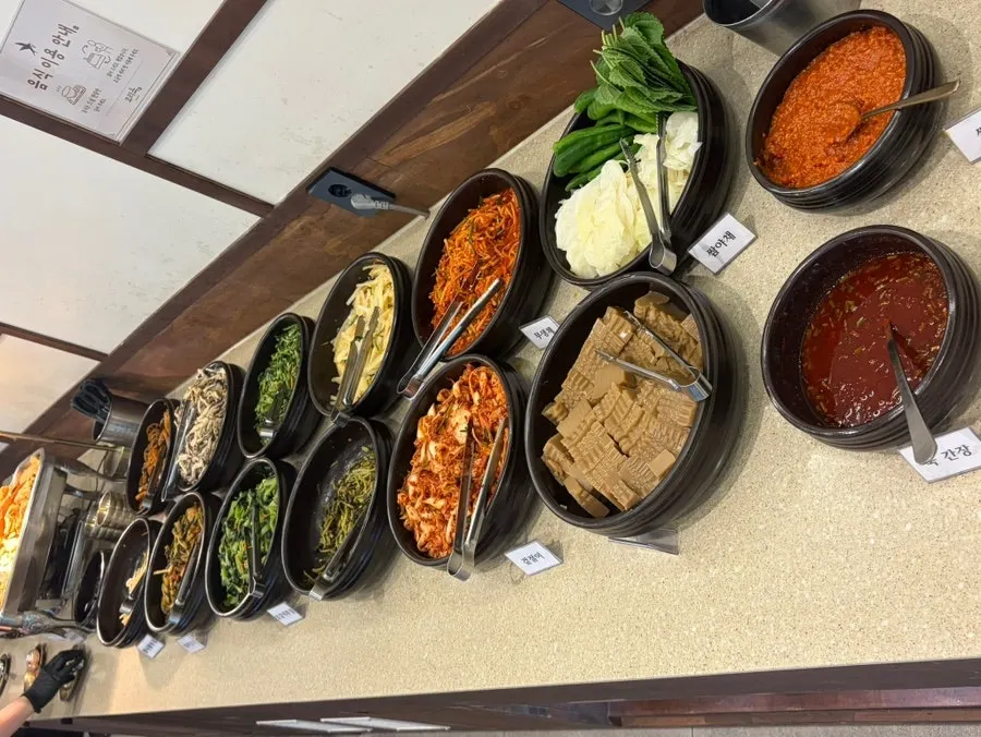 비빔 보리밥과 제육을 함께 놓은 상차림