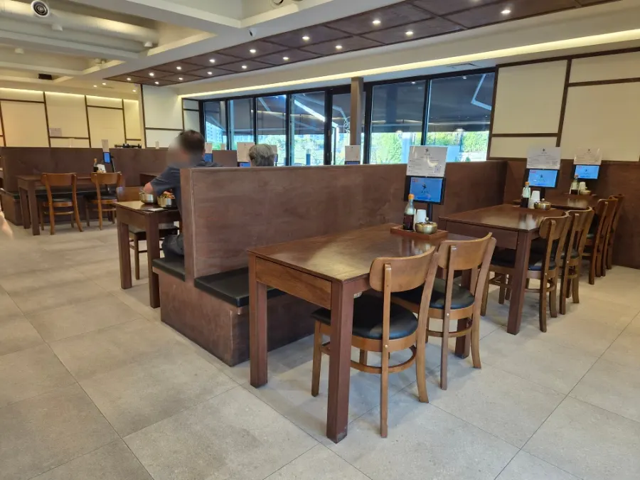 Full dining hall at Boriook Main Branch