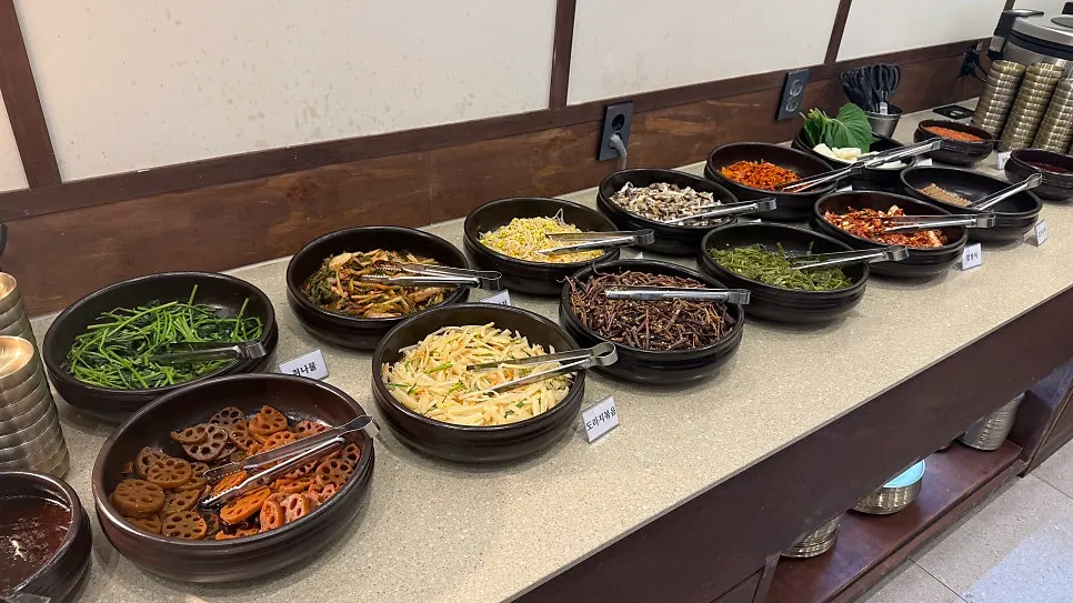기본 세팅된 보리밥 1인분과 빈 접시