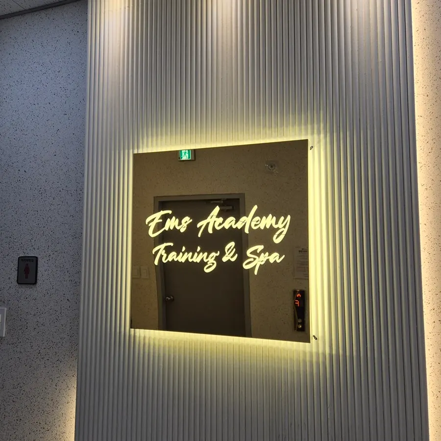 Sign introducing Xpa, Korea's first EMS spa specialty center