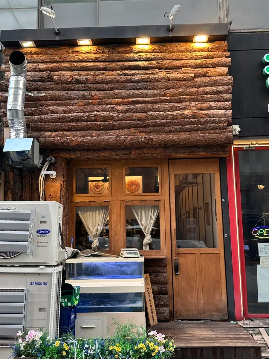 영통역 중심상가 쪽 매장 주변 모습