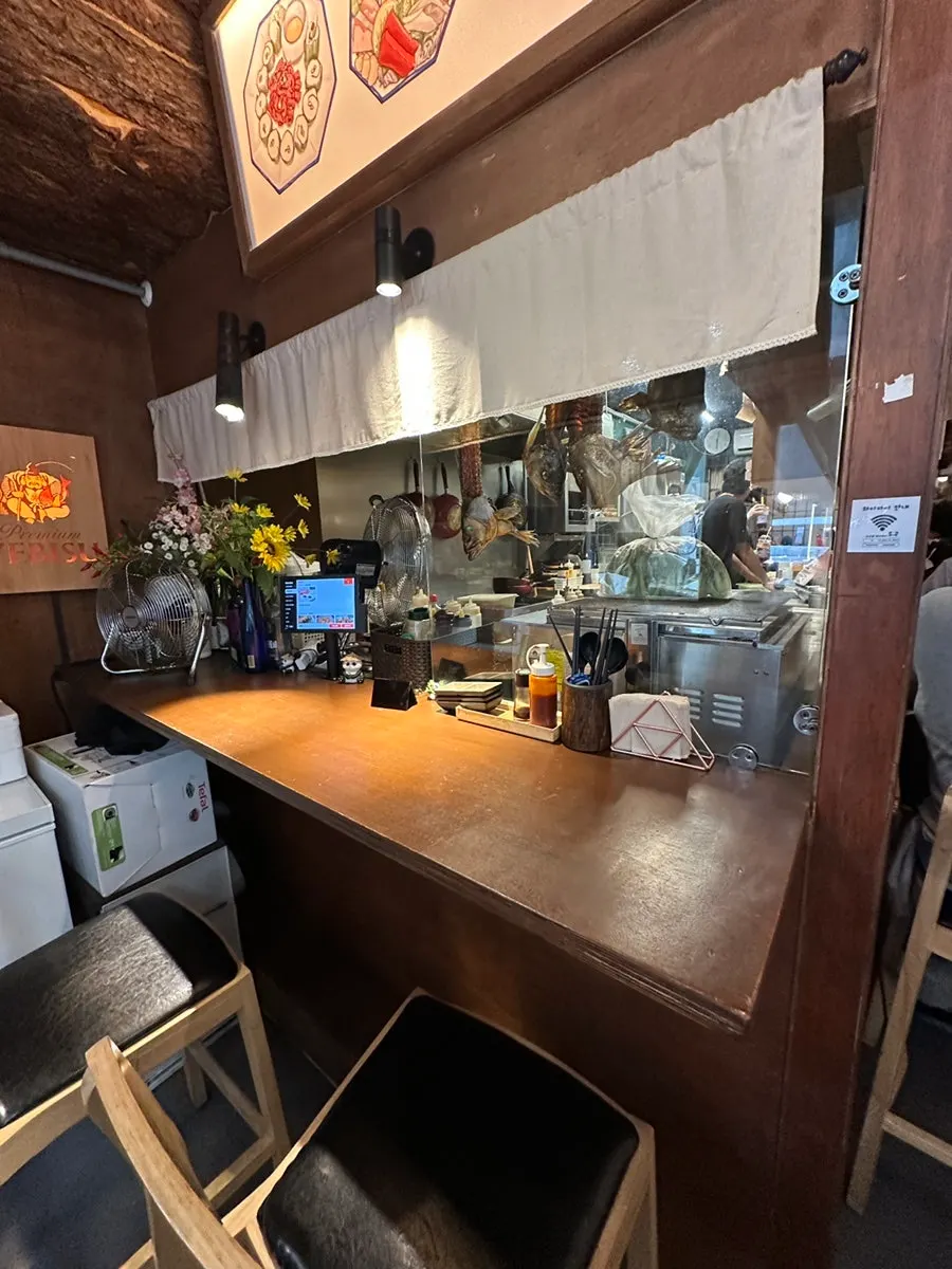 2인석과 단체 테이블이 있는 가게 내부