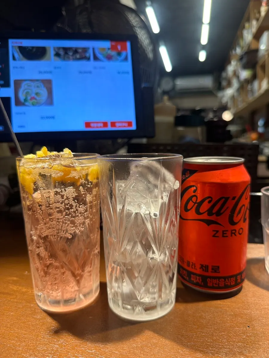 얼음 담긴 무알콜 하이볼과 제로 맥주