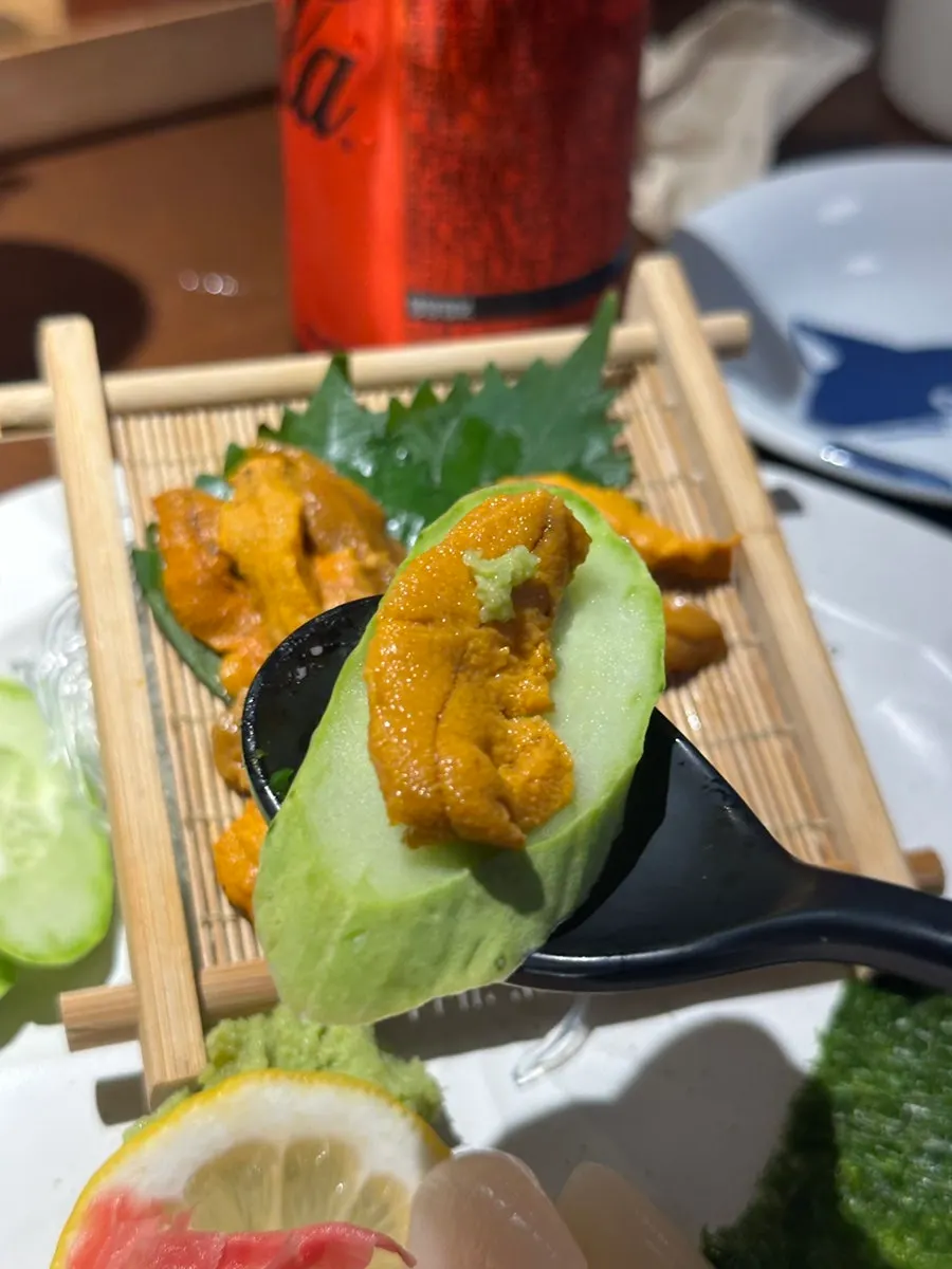 접시에 담긴 우니