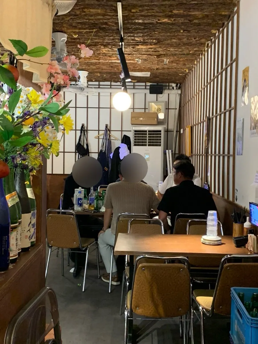2-person dachi bar seats near the entrance