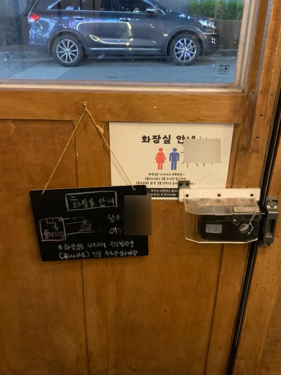 Coat and bag hooks on the wall by the dachi seats
