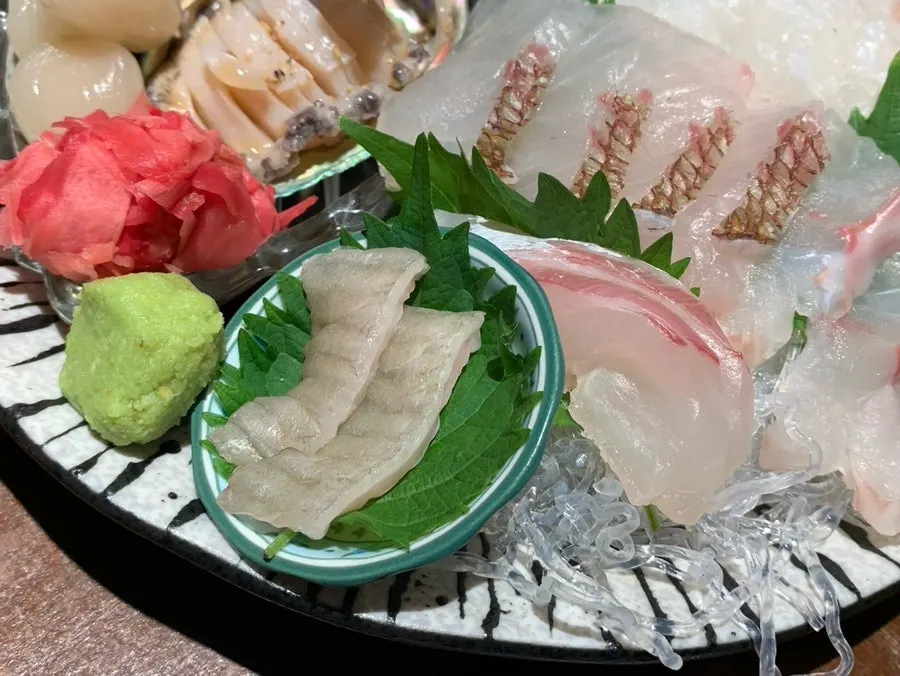 Thickly sliced fin flesh sashimi