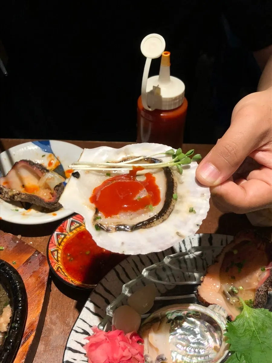Scallop sashimi drizzled with vinegar-chili sauce