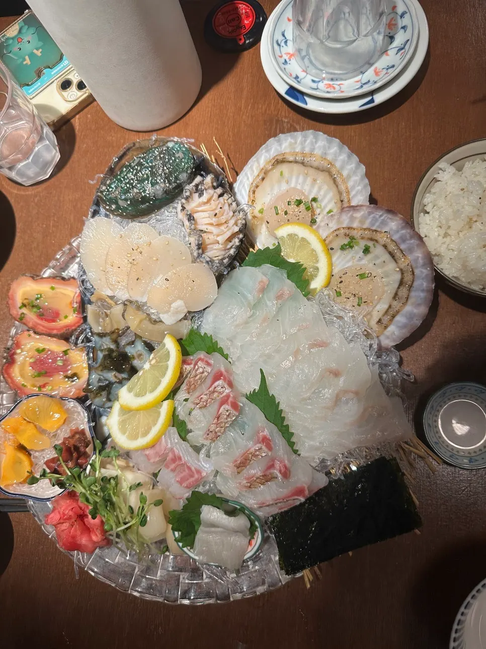 Mixed platter with sashimi and assorted seafood
