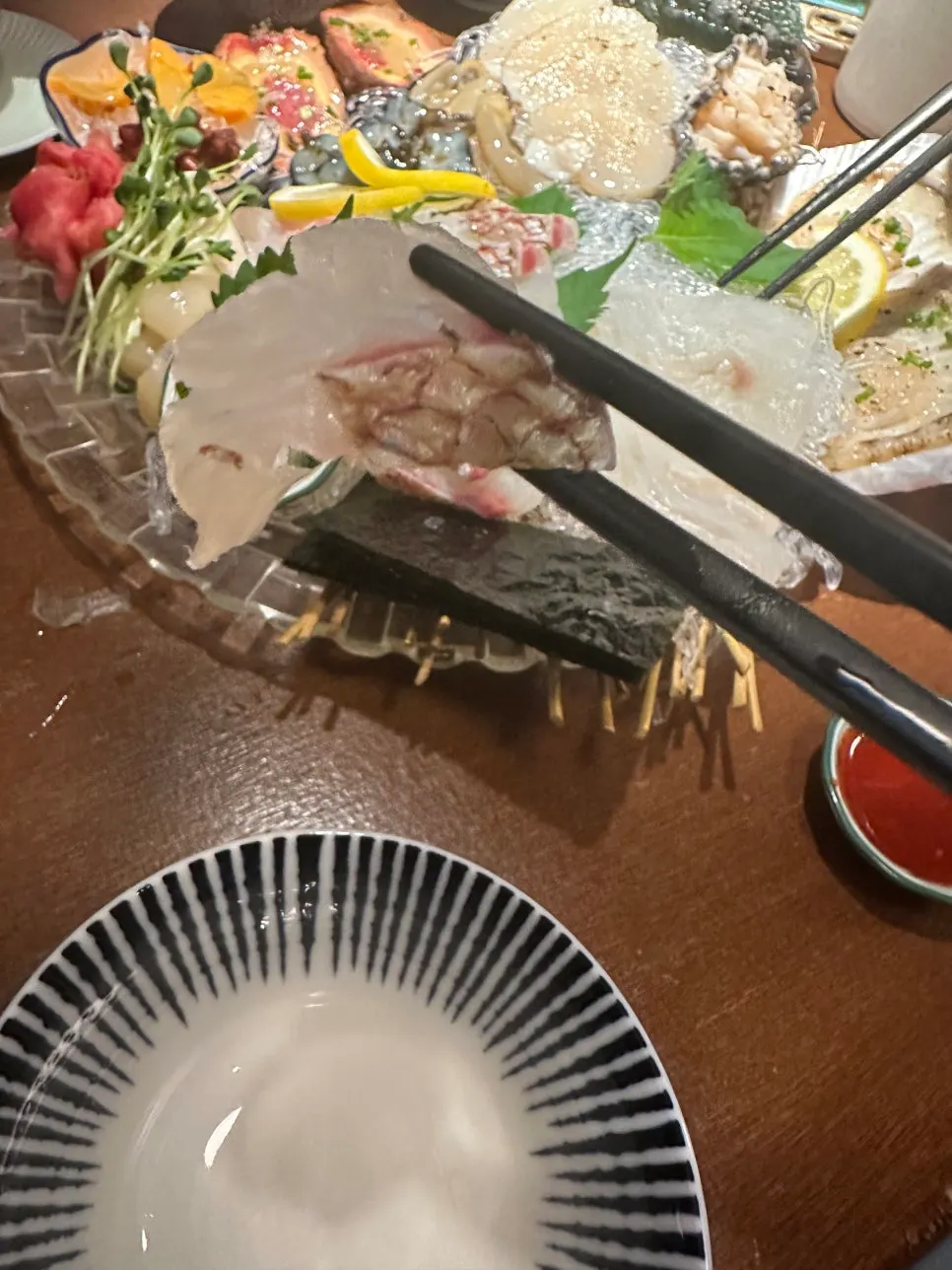 Mixed sashimi plate with several cuts