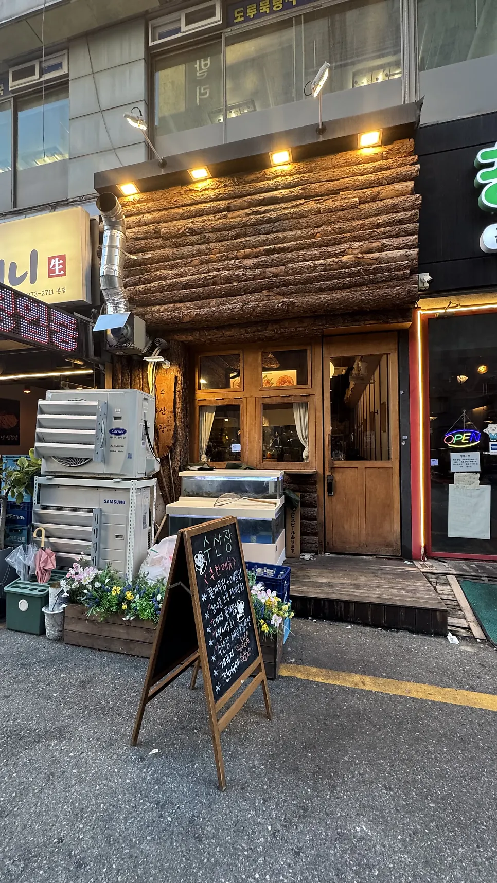 Exterior of Susan Jang Suwon Yeongtong Branch with its small entrance