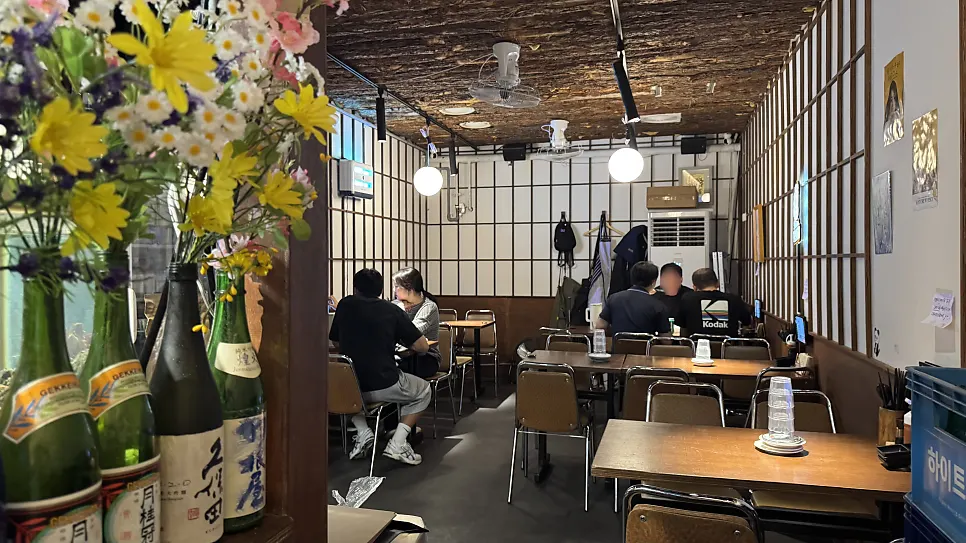 The 2-seat dachi bar at Susan Jang