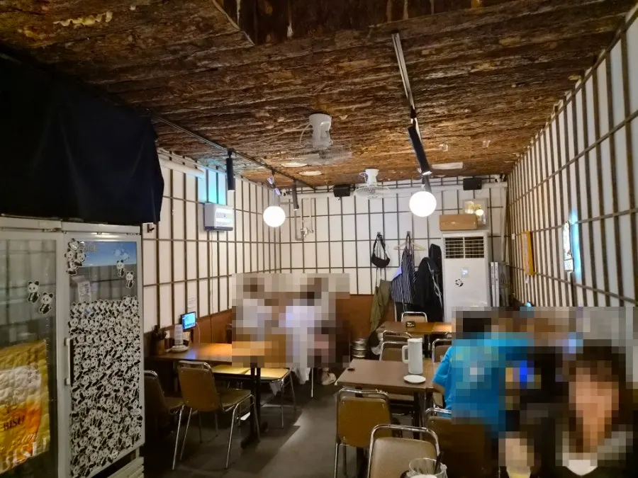 심플하고 깔끔한 매장 내부 분위기