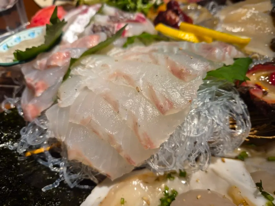 모둠 접시에 올라간 회 클로즈업