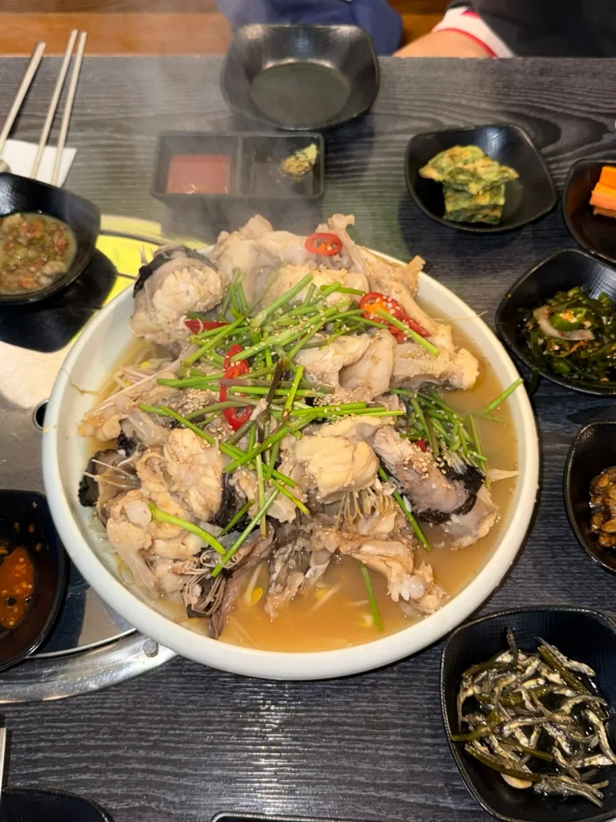 Side dish plates served as drinking snacks