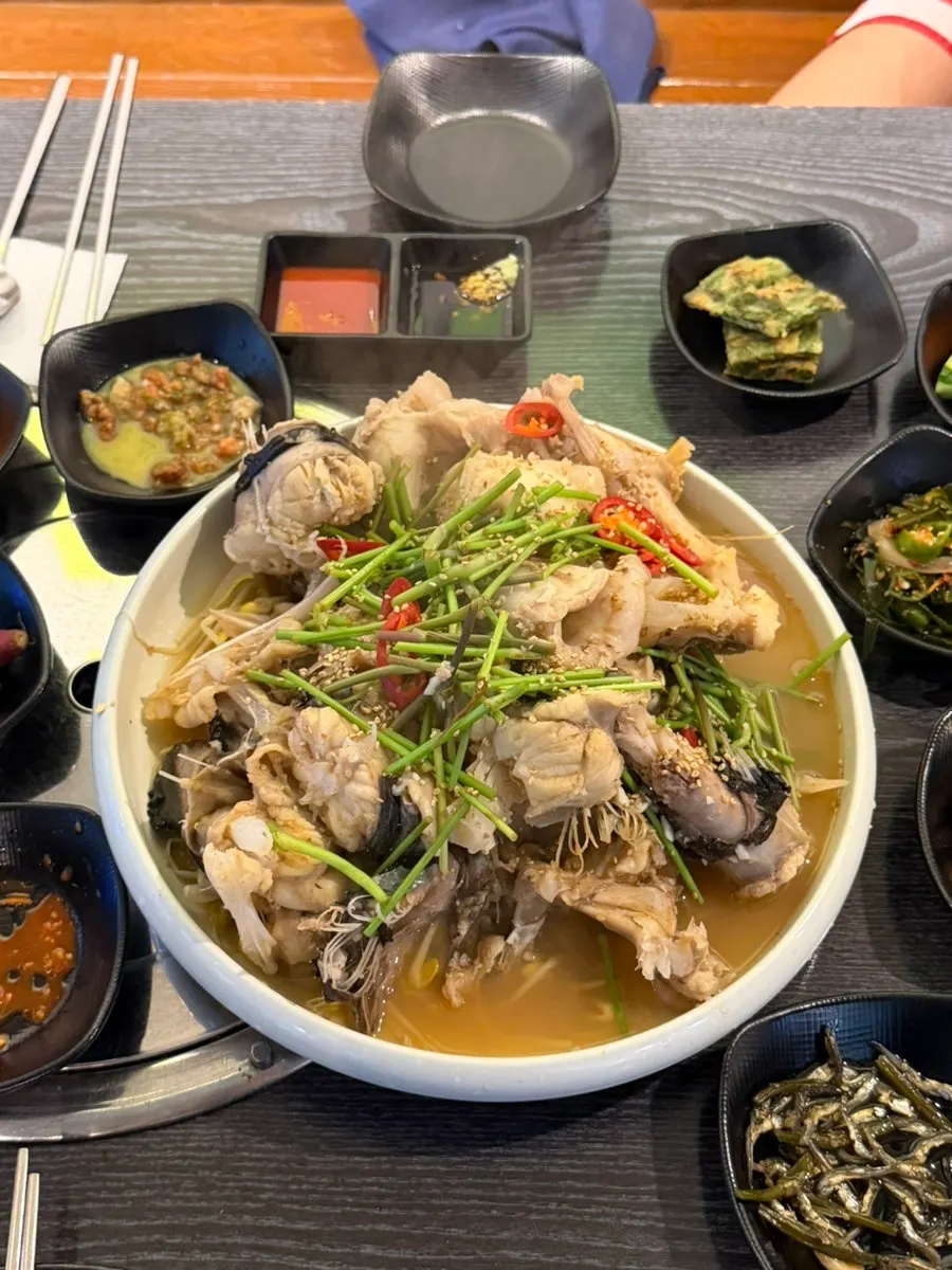 Steamed sea squirt and seaweed among the basic side dishes