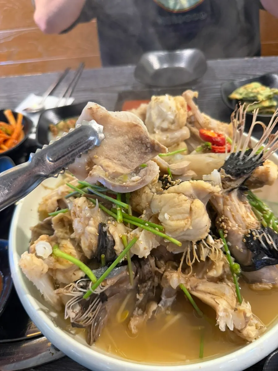 A bite of agu suyuk picked up with minari