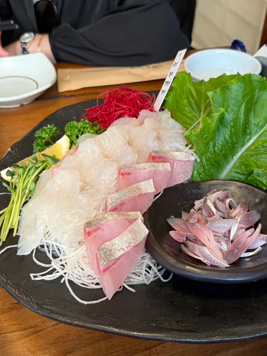 두툼하게 썰려 나온 방파제 제철 모듬회