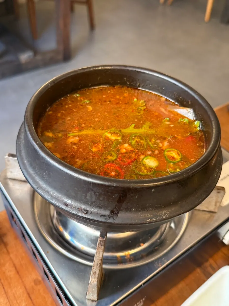 접시가 가득 놓인 방파제 테이블