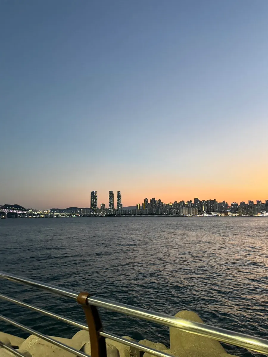 식사 후 광안리 근처 산책 풍경