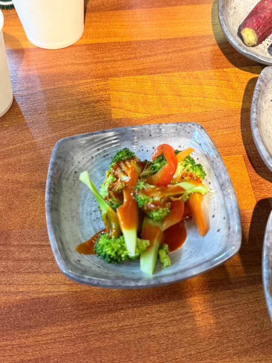 스끼다시 반찬 접시들