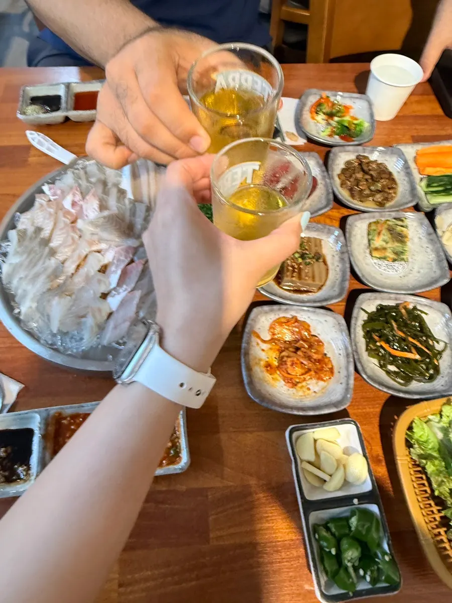 모듬회와 술잔이 함께 놓인 저녁 상