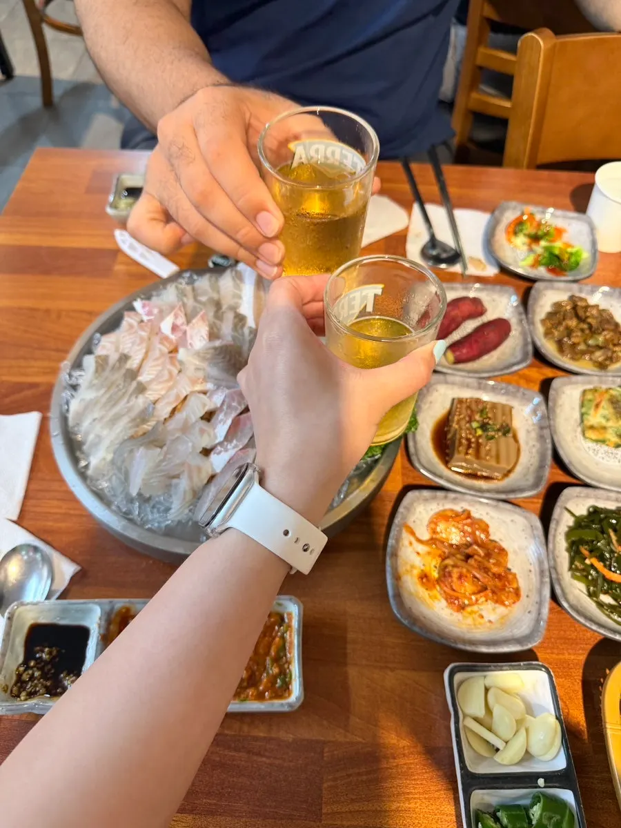 회와 스끼다시가 차려진 한상