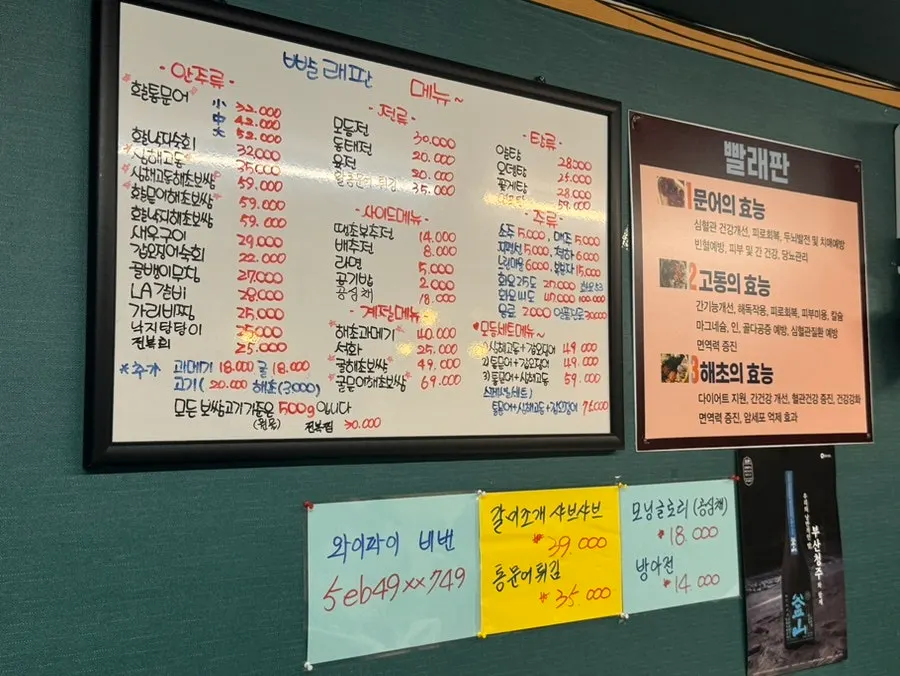 홀과 안쪽 방이 있는 매장 내부