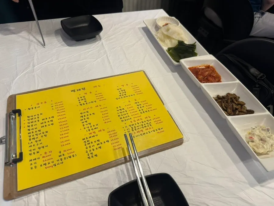 포차 분위기의 넉넉한 매장 좌석