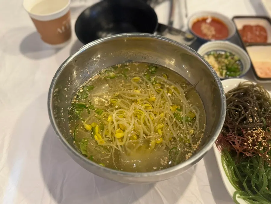 벽면에 붙은 매장 메뉴판