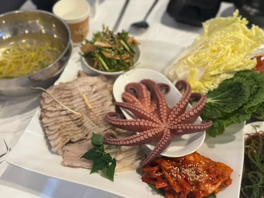 활통문어해초보쌈 주문 시 나온 밑반찬
