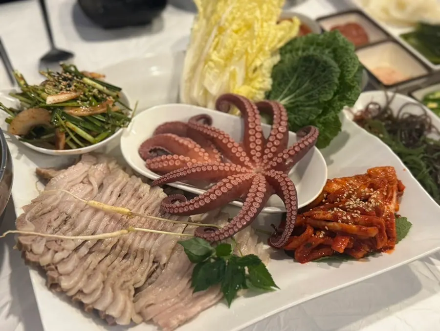 땡초를 넣은 콩나물국과 밑반찬