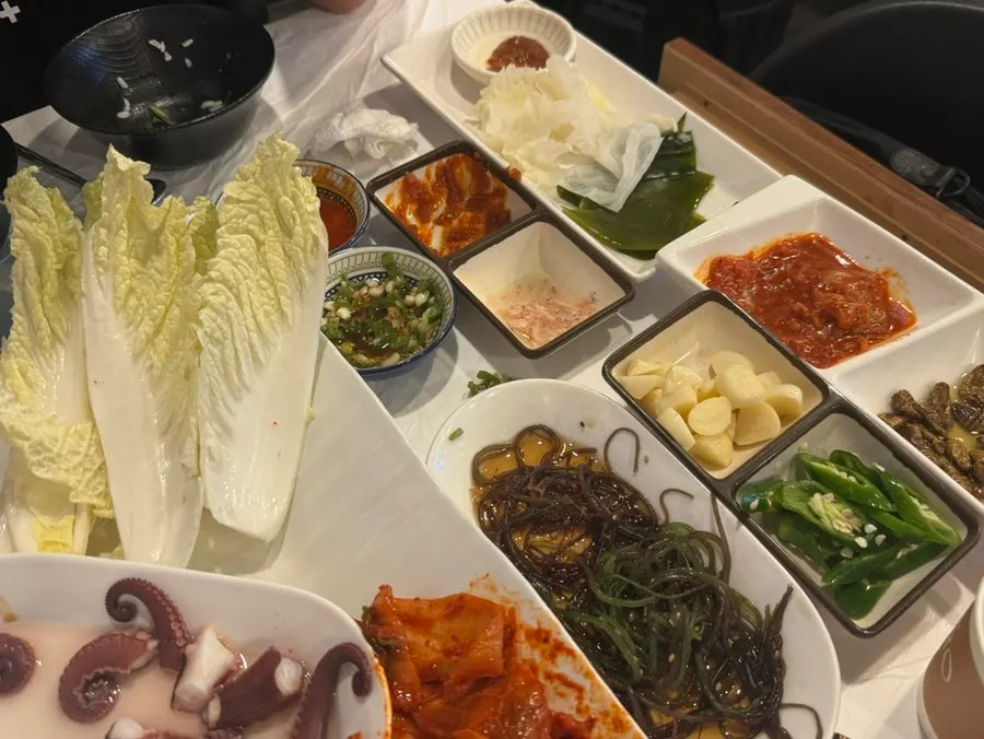 알배추에 수육과 문어를 올린 쌈