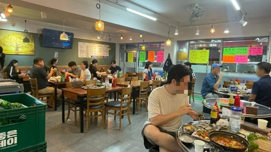 The dining room packed with customers at 8pm