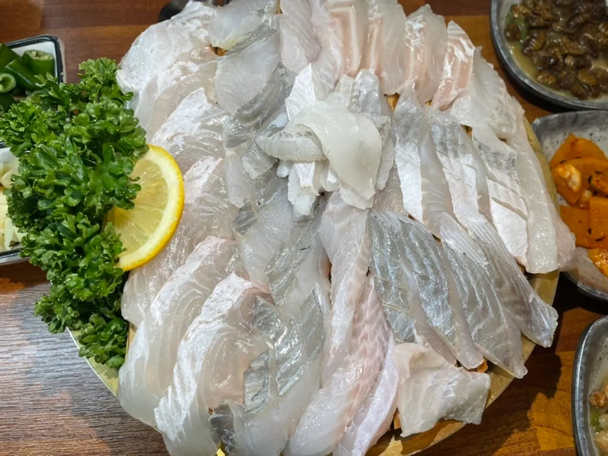 Small assorted sashimi platter, mostly white fish