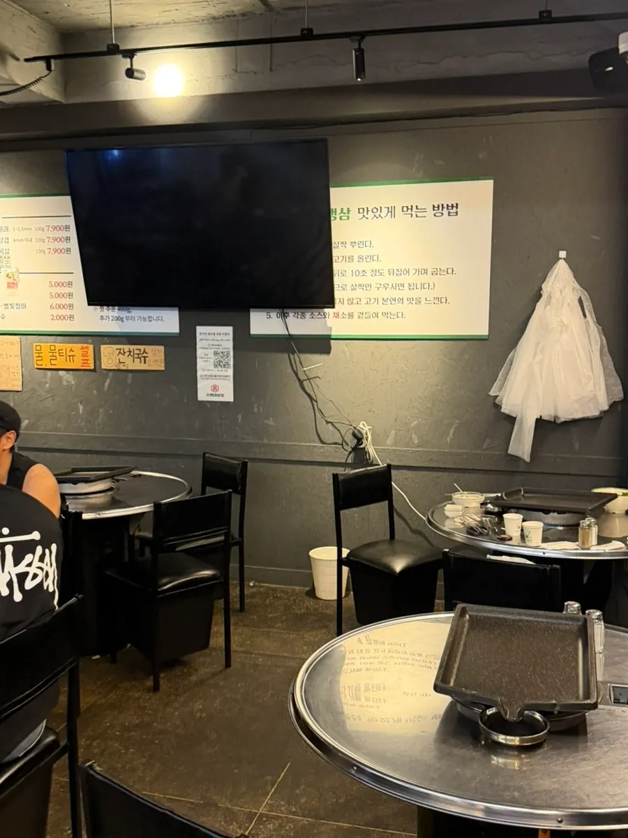 Autographs from visitors displayed on the restaurant wall