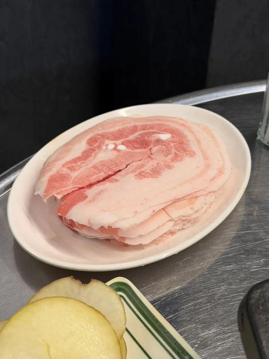 1mm quick-frozen sliced pork belly rolled into circles
