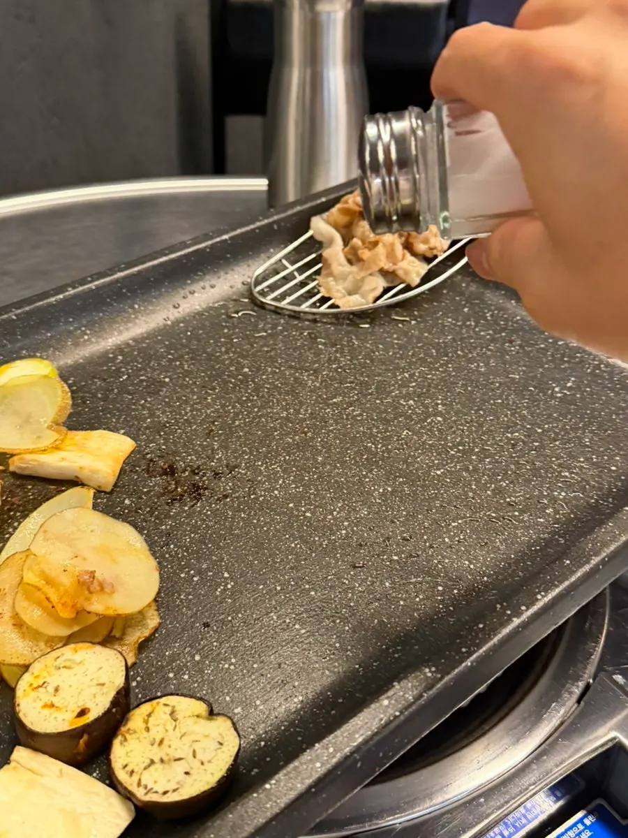Grill set with side vegetables for pairing