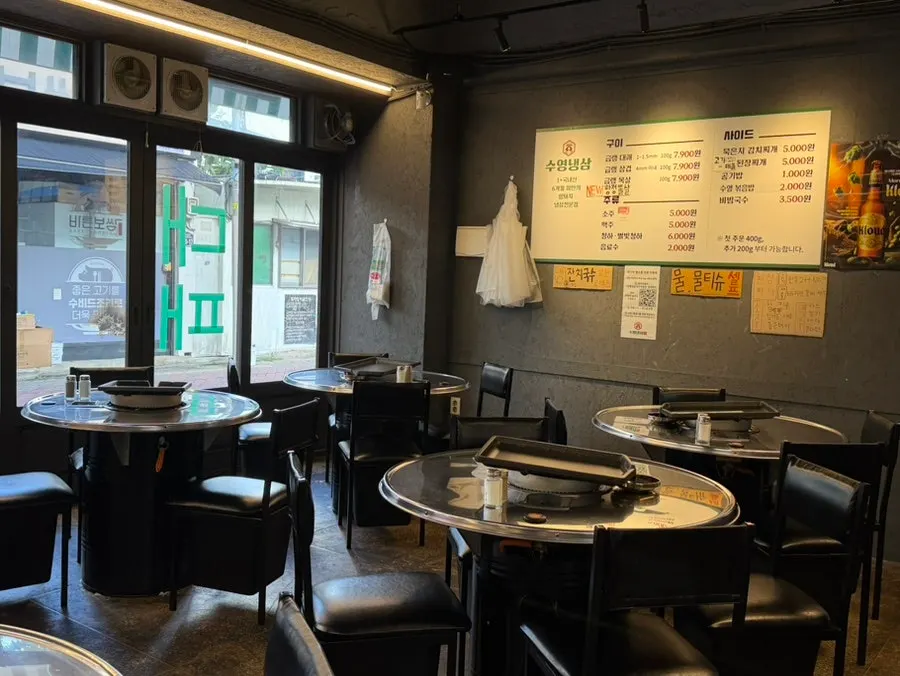Interior seating at Suyeong Naengsam Daegu Direct Store