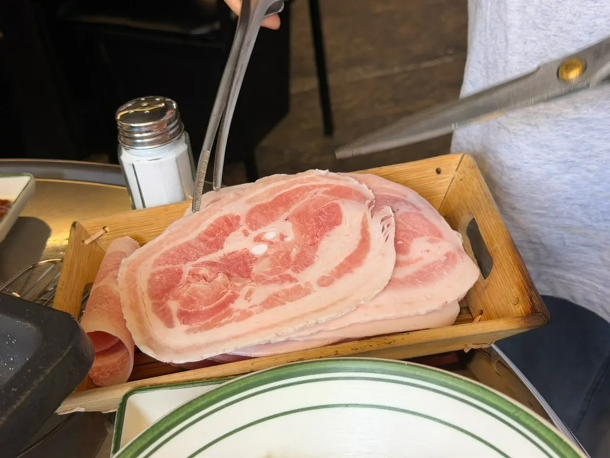 4 servings of quick-frozen pork belly on the grill