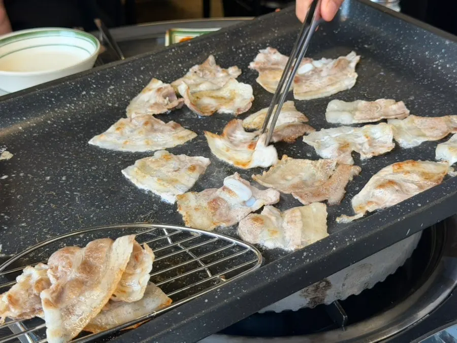Golden-brown grilled quick-frozen pork belly